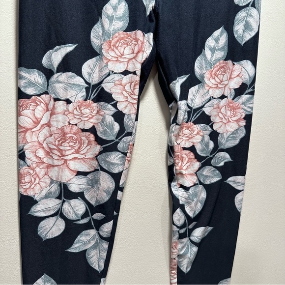 New LulaRoe OS Soft Leggings One Size  2-10 Small-Large Floral Roses Pink Black - Picture 9 of 12